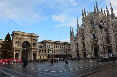 Piazza del Duomo w Neapolu: Serce Neapola pulsacją bogatej historii i architektury!