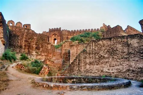 Rohtas Fort: Niezwykła forteca z bogatą historią i zapierającymi dech w piersiach widokami!