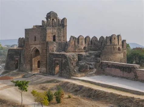 Rohtas Fort: Zabytkowa Twierdza Obroniona Potężnymi Murami