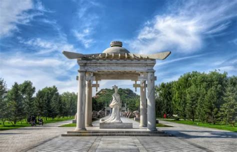  Zhaojun Tomb: Zabytkowa grobowiec z romantyczną historią!